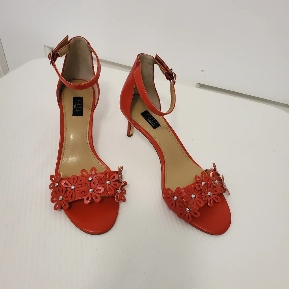 EUC G.I.L.I New York Red Floral Gliona Ankle Strap Heel Sandals Size 6, chic